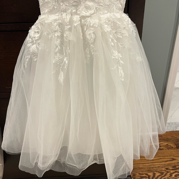Gorgeous 5T ivory flower girl or communion dress. Excellent condition. - Picture 6 of 8